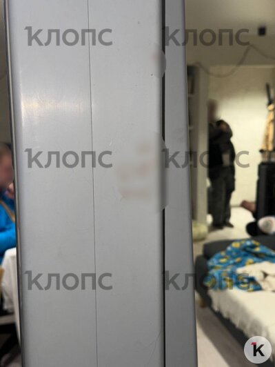 Супруги обнаружили следы крови в комнате и на балконе | Фото: Яна
