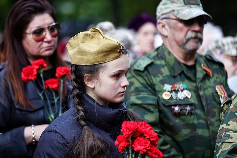 Десятки детей с гвоздиками: в Калининграде прошёл митинг в честь 80-летия Победы, организованный Советом ветеранов (фоторепортаж) - Новости Калининграда | Фото: Александр Подгорчук / «Клопс»