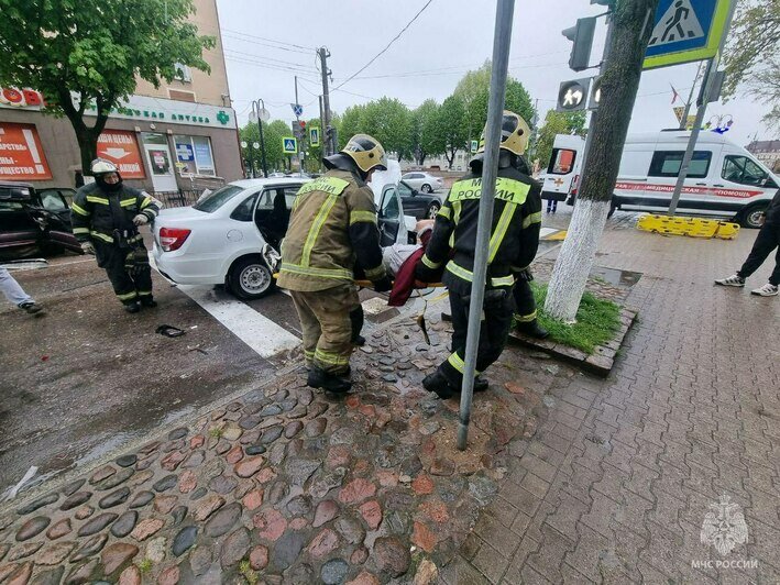 В Гусеве столкнулись три легковушки, пострадали два человека - Новости Калининграда | Фото: МЧС региона
