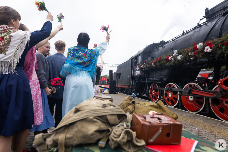 Счастливые глаза, слёзы и слова благодарности: калининградцы встретили «Эшелон Победы» на Северном вокзале (фоторепортаж) - Новости Калининграда | Фото: Александр Подгорчук / «Клопс»