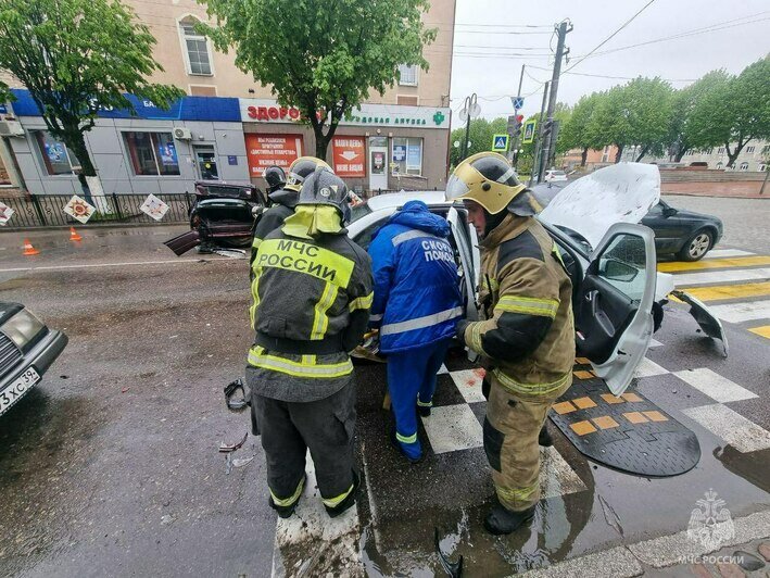 В Гусеве столкнулись три легковушки, пострадали два человека - Новости Калининграда | Фото: МЧС региона