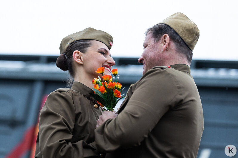 Счастливые глаза, слёзы и слова благодарности: калининградцы встретили «Эшелон Победы» на Северном вокзале (фоторепортаж) - Новости Калининграда | Фото: Александр Подгорчук / «Клопс»