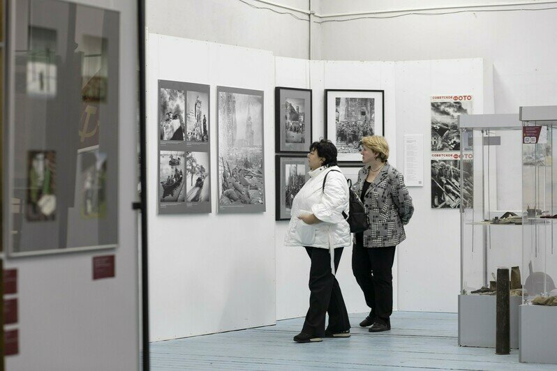 Калининградцы с интересом рассматривают снимки  | Фото: из архива регионального Союза фотохудожников 