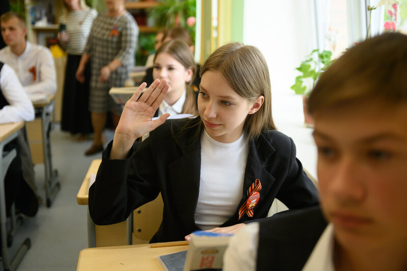 Один из традиционных пунктов выезда губернатора и его команды в муниципалитет - посещение местной школы   | Фото: Александр Мелехов