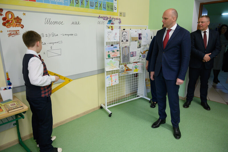 Один из традиционных пунктов выезда губернатора и его команды в муниципалитет - посещение местной школы   | Фото: Александр Мелехов