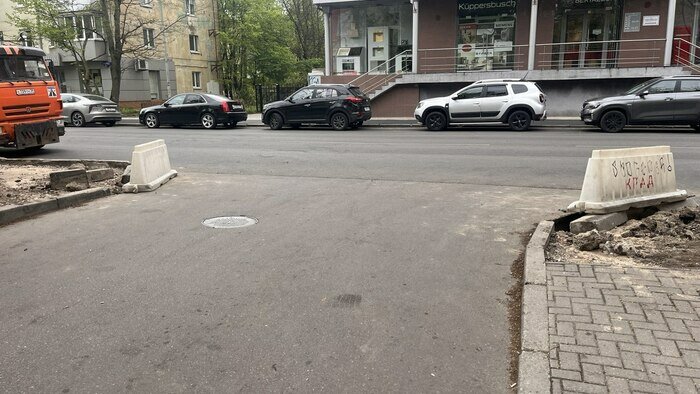«Проехать можно, а вот пройти...»: калининградцы жалуются, что из-за ремонта тротуара, вынуждены шнырять между машинами и ковшами экскаваторов - Новости Калининграда | Фото: «Клопс»