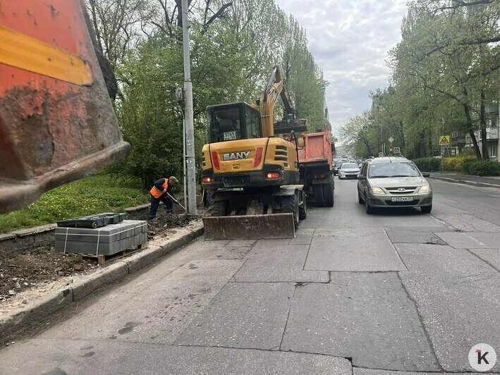 «Проехать можно, а вот пройти...»: калининградцы жалуются, что из-за ремонта тротуара, вынуждены шнырять между машинами и ковшами экскаваторов - Новости Калининграда | Фото: «Клопс»