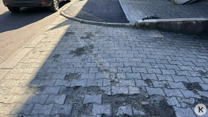 «Проехать можно, а вот пройти...»: калининградцы жалуются, что из-за ремонта тротуара, вынуждены шнырять между машинами и ковшами экскаваторов - Новости Калининграда | Фото: «Клопс»