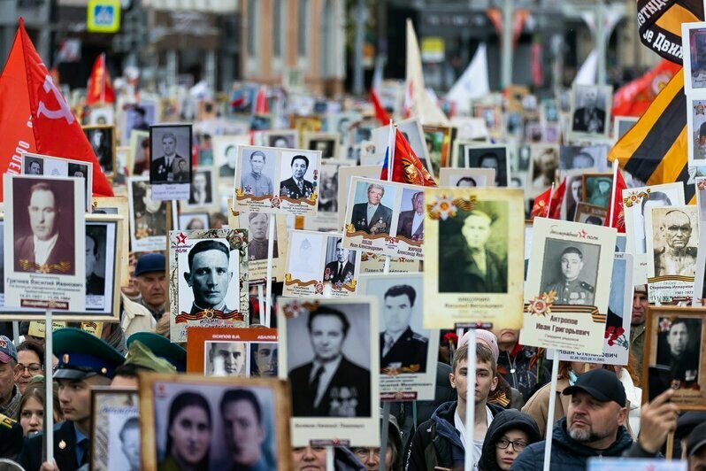 Под флагами и напевая «Катюшу»: в акции «Бессмертный полк» поучаствовало 68 тысяч калининградцев (фото, видео)   - Новости Калининграда | Фото: Александр Подгорчук / «Клопс»
