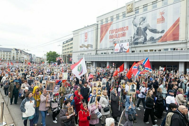 Под флагами и напевая «Катюшу»: в акции «Бессмертный полк» поучаствовало 68 тысяч калининградцев (фото, видео)   - Новости Калининграда | Фото: Александр Подгорчук / «Клопс»