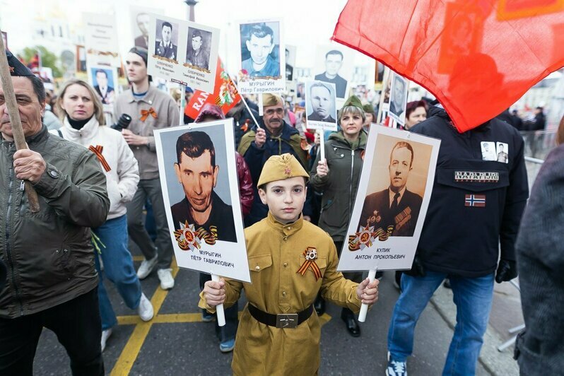 Под флагами и напевая «Катюшу»: в акции «Бессмертный полк» поучаствовало 68 тысяч калининградцев (фото, видео)   - Новости Калининграда | Фото: Александр Подгорчук / «Клопс»