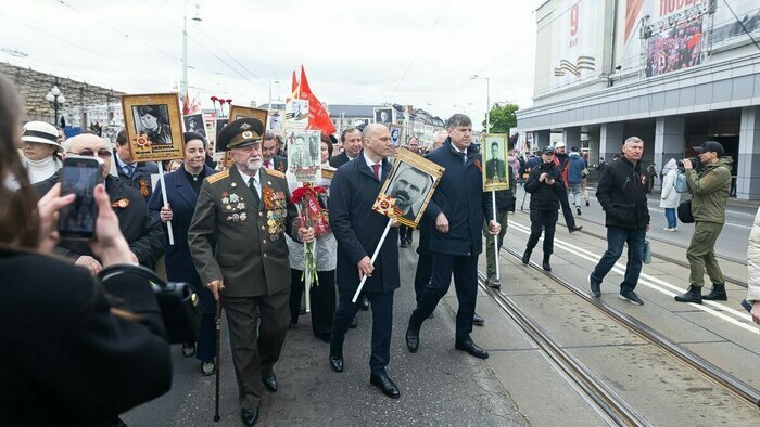 Под флагами и напевая «Катюшу»: в акции «Бессмертный полк» поучаствовало 68 тысяч калининградцев (фото, видео)   - Новости Калининграда | Фото: Александр Подгорчук / «Клопс»