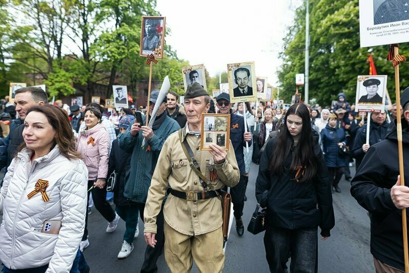 Под флагами и напевая «Катюшу»: в акции «Бессмертный полк» поучаствовало 68 тысяч калининградцев (фото, видео)   - Новости Калининграда | Фото: Александр Подгорчук / «Клопс»