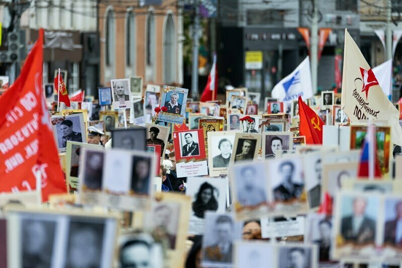 Под флагами и напевая «Катюшу»: в акции «Бессмертный полк» поучаствовало 68 тысяч калининградцев (фото, видео)   - Новости Калининграда | Фото: Александр Подгорчук / «Клопс»