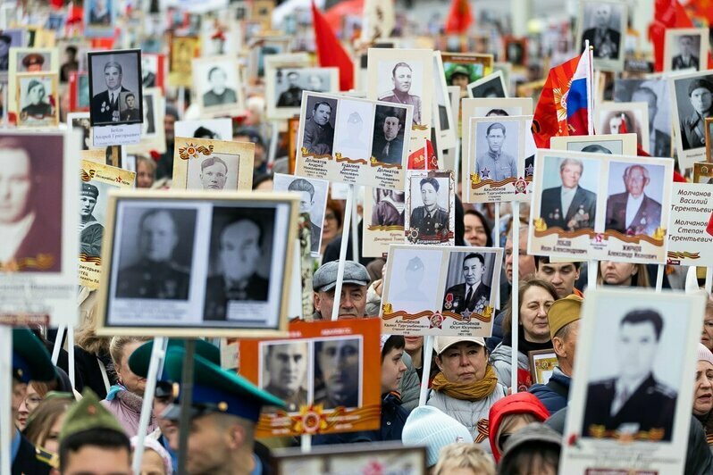 Под флагами и напевая «Катюшу»: в акции «Бессмертный полк» поучаствовало 68 тысяч калининградцев (фото, видео)   - Новости Калининграда | Фото: Александр Подгорчук / «Клопс»
