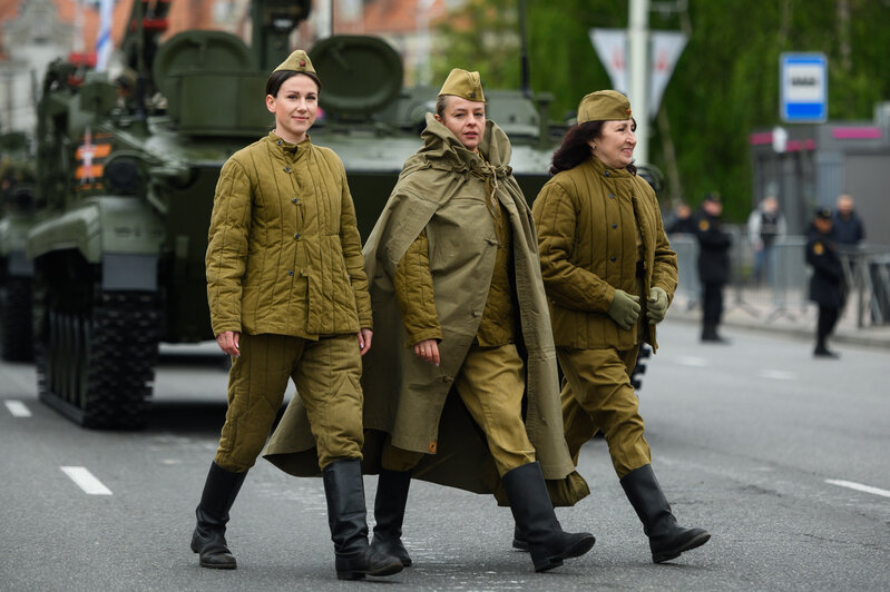 В Калининграде за парадом наблюдали ветераны (фоторепортаж) | Фото: Александр Мелехов