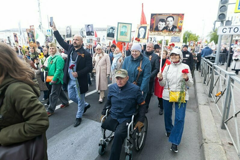 Под флагами и напевая «Катюшу»: в акции «Бессмертный полк» поучаствовало 68 тысяч калининградцев (фото, видео)   - Новости Калининграда | Фото: Александр Подгорчук / «Клопс»