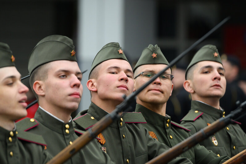 В Калининграде за парадом наблюдали ветераны (фоторепортаж) | Фото: Александр Мелехов