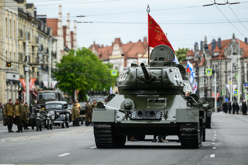 В Калининграде за парадом наблюдали ветераны (фоторепортаж) | Фото: Александр Мелехов