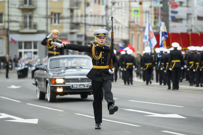 В Калининграде за парадом наблюдали ветераны (фоторепортаж) | Фото: Александр Мелехов
