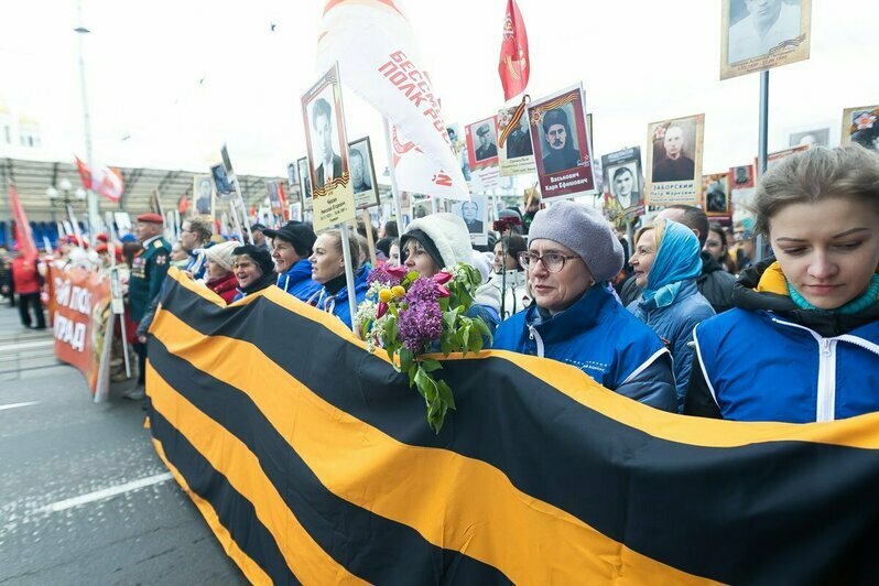 Под флагами и напевая «Катюшу»: в акции «Бессмертный полк» поучаствовало 68 тысяч калининградцев (фото, видео)   - Новости Калининграда | Фото: Александр Подгорчук / «Клопс»