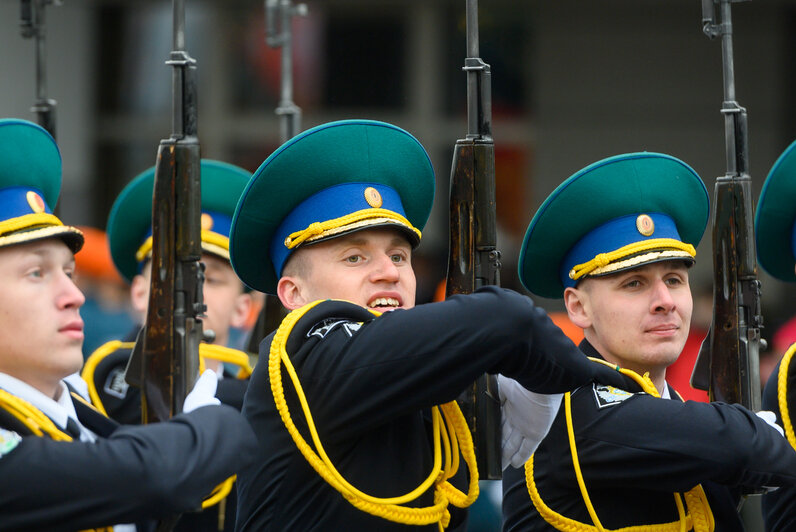 В Калининграде за парадом наблюдали ветераны (фоторепортаж) | Фото: Александр Мелехов