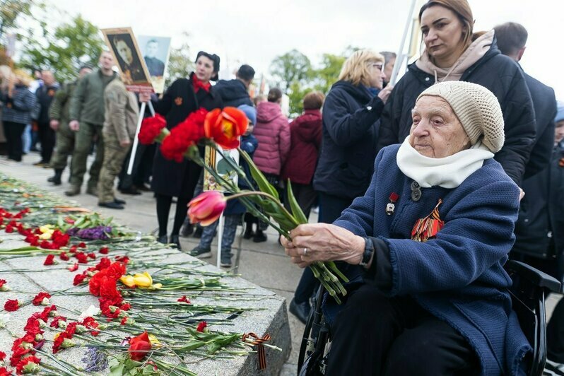 Под флагами и напевая «Катюшу»: в акции «Бессмертный полк» поучаствовало 68 тысяч калининградцев (фото, видео)   - Новости Калининграда | Фото: Александр Подгорчук / «Клопс»