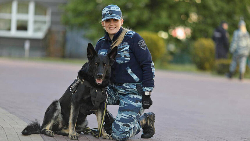 Кинолог Ирина Грибова со своей верной напарницей Жасмин обеспечивают безопасность людей в разных сферах жизни | Фото: региональный УМВД Кинолог Ирина Грибова со своей верной напарницей Жасмин обеспечивают безопасность людей в разных сферах жизни | Фото: региональный УМВД