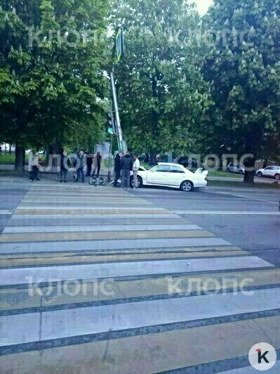 На Пролетарской седан въехал в столб, чтобы не сбить пешехода - Новости Калининграда | Фото: очевидец