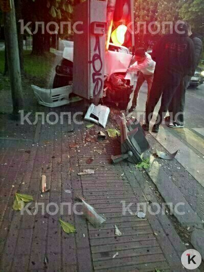 На Пролетарской седан въехал в столб, чтобы не сбить пешехода - Новости Калининграда | Фото: очевидец