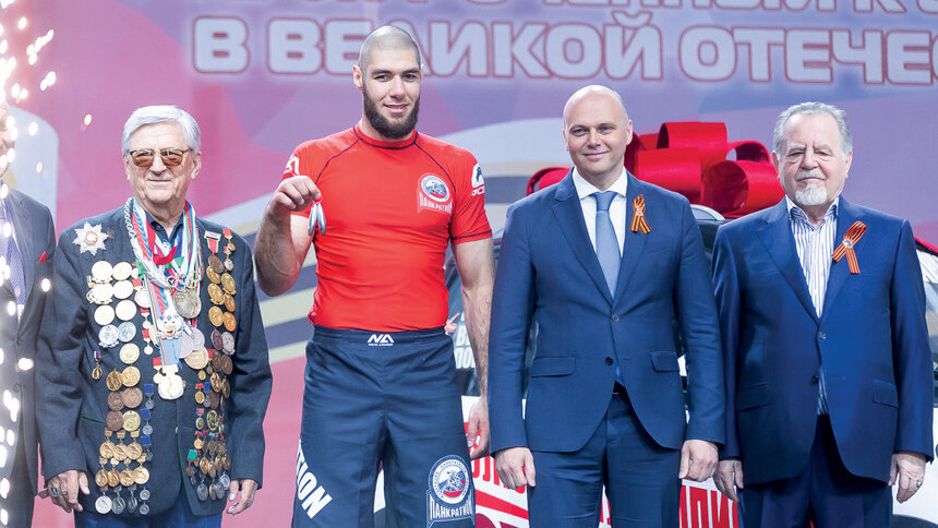 На фото - олимпийский чемпион Александр Тихонов, обладатель суперприза - электрокара АМБЕРАВТО А5 - Ахмад Гасанов, губернатор области Алексей Беспрозванных и основатель и главный акционер АВТОТОР Владимир Щербаков | Фото: Александр Подгорчук На фото - олимпийский чемпион Александр Тихонов, обладатель суперприза - электрокара АМБЕРАВТО А5 - Ахмад Гасанов, губернатор области Алексей Беспрозванных и основатель и главный акционер АВТОТОР Владимир Щербаков | Фото: Александр Подгорчук