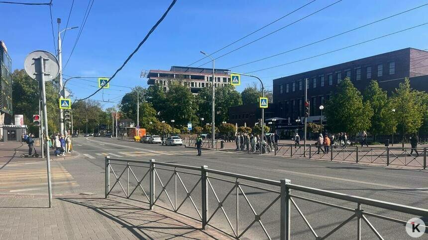 На Горького необычным образом отключился светофор, к работе привлекли регулировщика (фото) - Новости Калининграда | Фото: «Клопс»