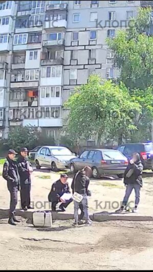 После пожара полиция опрашивала жителей квартиры | Фото: очевидец