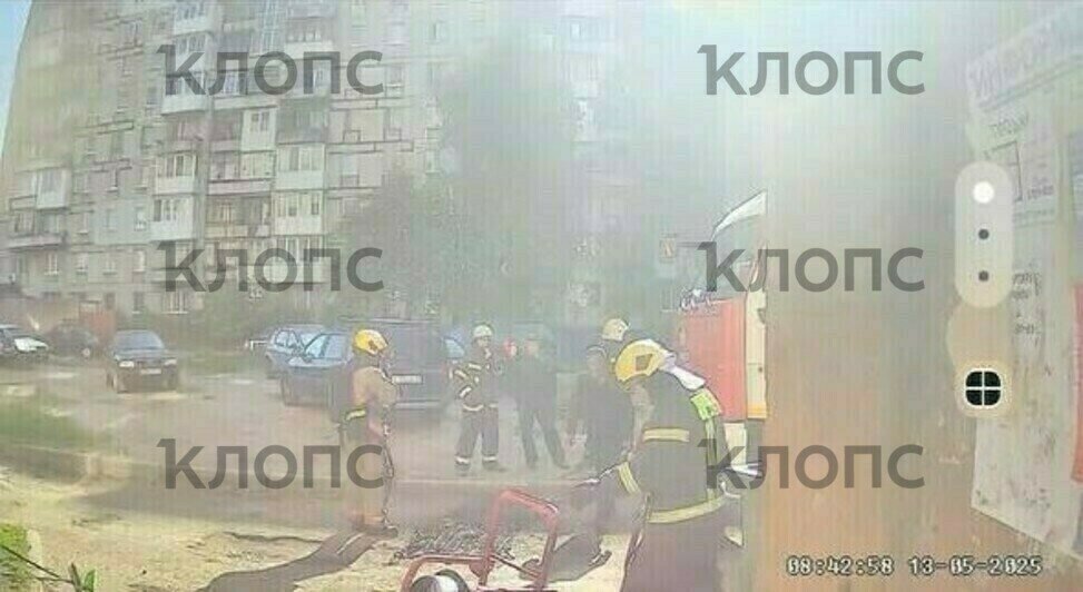 Пожарные приехали около 8:30 и затушили огонь | Фото: очевидец, камеры домофона 