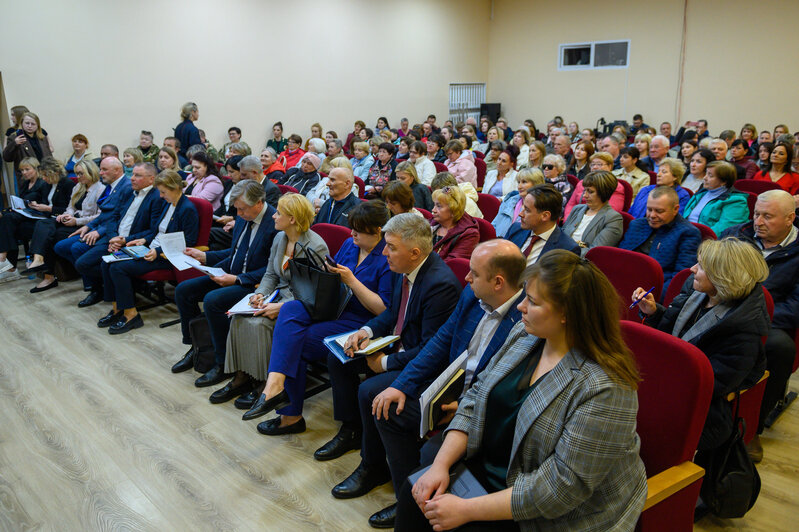 Встреча Алексея Беспрозванных с жителями Краснознаменского округа продолжалась два часа. Поговорили про дрова, газ, капремонт и многое другое  | Фото: Александр Мелехов