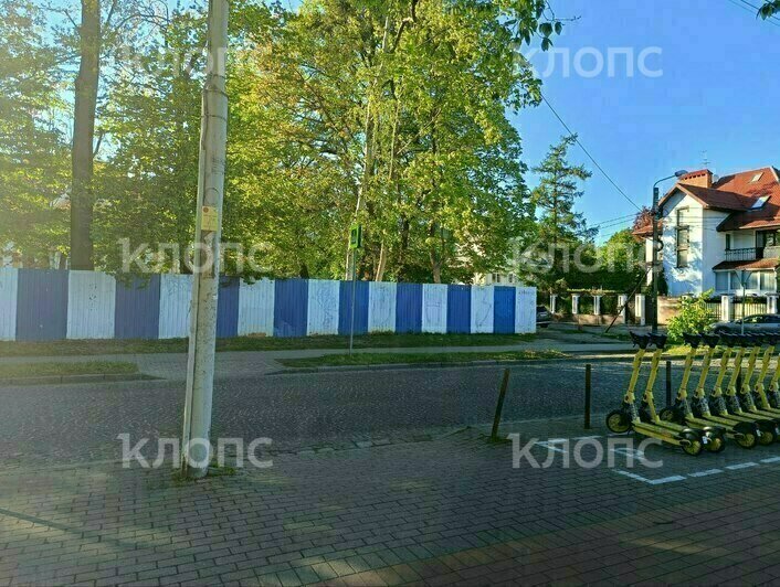 Пешеходам здесь не место: на Верхнем озере тротуары заполонили парковки для арендных электросамокатов   - Новости Калининграда | Фото: очевидцы