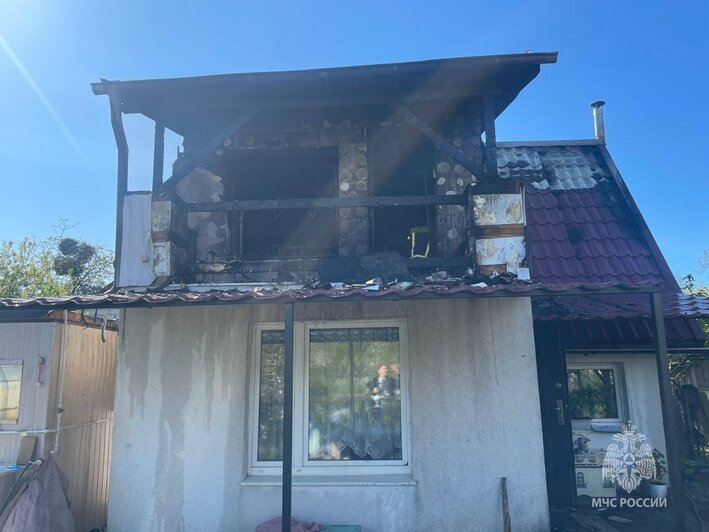 В Полесске в частном доме из-за неисправности дымохода выгорела мансарда (фото)  - Новости Калининграда | Фото: МЧС Калининградской области 