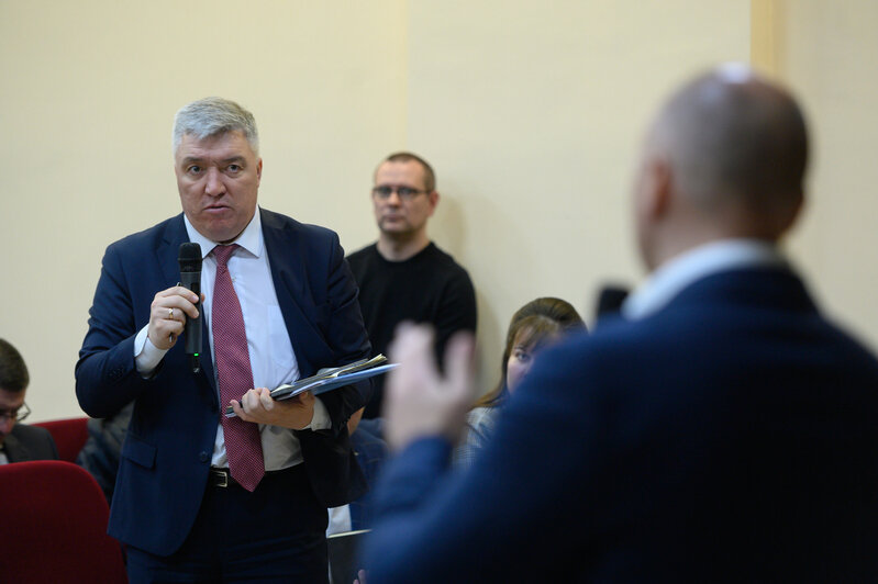 Встреча Алексея Беспрозванных с жителями Краснознаменского округа продолжалась два часа. Поговорили про дрова, газ, капремонт и многое другое  | Фото: Александр Мелехов