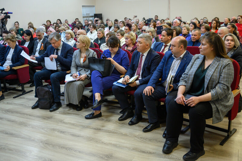Встреча Алексея Беспрозванных с жителями Краснознаменского округа продолжалась два часа. Поговорили про дрова, газ, капремонт и многое другое  | Фото: Александр Мелехов