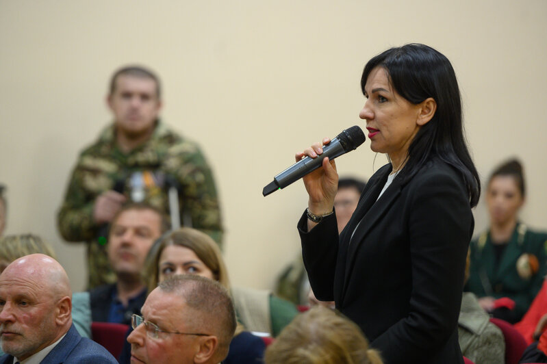 Встреча Алексея Беспрозванных с жителями Краснознаменского округа продолжалась два часа. Поговорили про дрова, газ, капремонт и многое другое  | Фото: Александр Мелехов