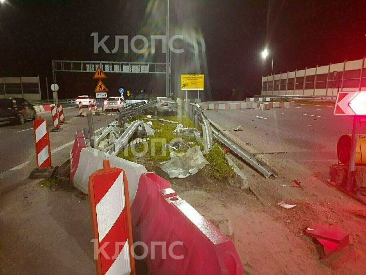 Пьяный молодой человек повредил фасад колонны псковского телеграфа. ВИДЕО Пьяный молодой человек повредил фасад колонны псковского телеграфа. ВИДЕО