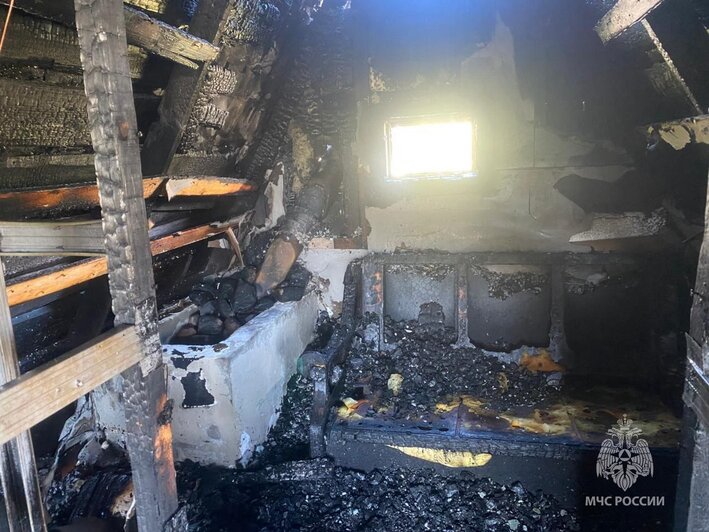 В Полесске в частном доме из-за неисправности дымохода выгорела мансарда (фото)  - Новости Калининграда | Фото: МЧС Калининградской области 