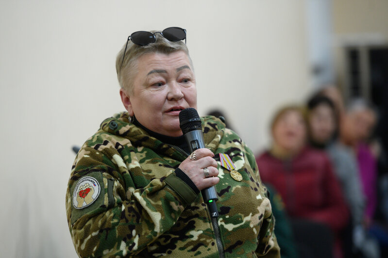 Встреча Алексея Беспрозванных с жителями Краснознаменского округа продолжалась два часа. Поговорили про дрова, газ, капремонт и многое другое  | Фото: Александр Мелехов