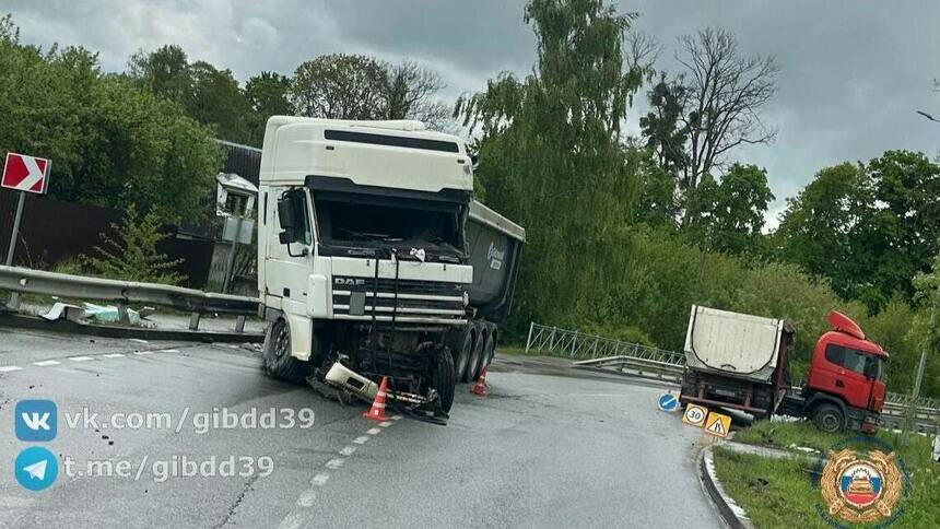 Прицеп ударил в кабину: в ДТП с двумя самосвалами под Калининградом серьёзно пострадал 45-летний водитель одного из авто   - Новости Калининграда | Фото: Госавтоинспекция Калининградской области