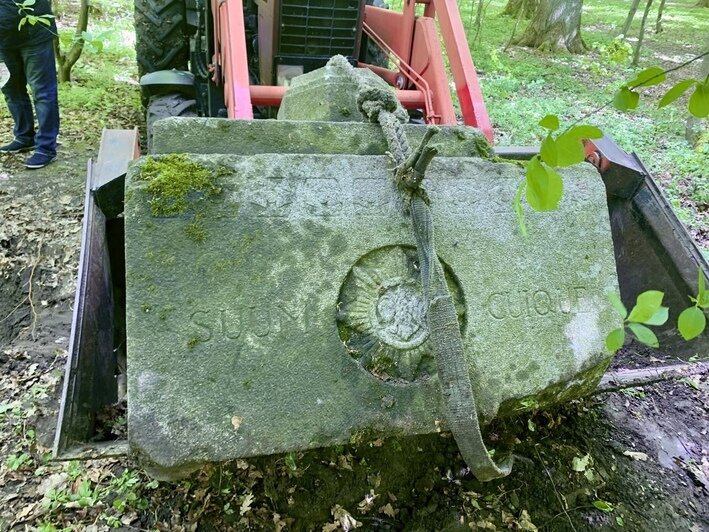 В Калининграде можно увидеть памятник со знаком прусского Ордена Чёрного орла | Фото: тг-канал Дирекции ландшафтных парков Калининграда