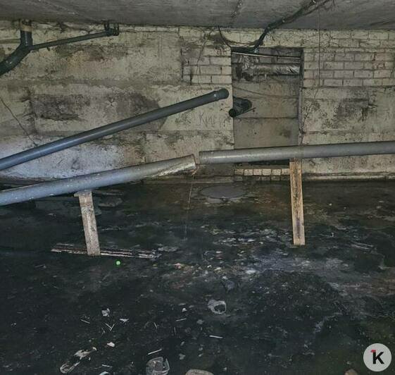 Канализационная труба в подвале на Горького  после временной починки | Фото: Елена