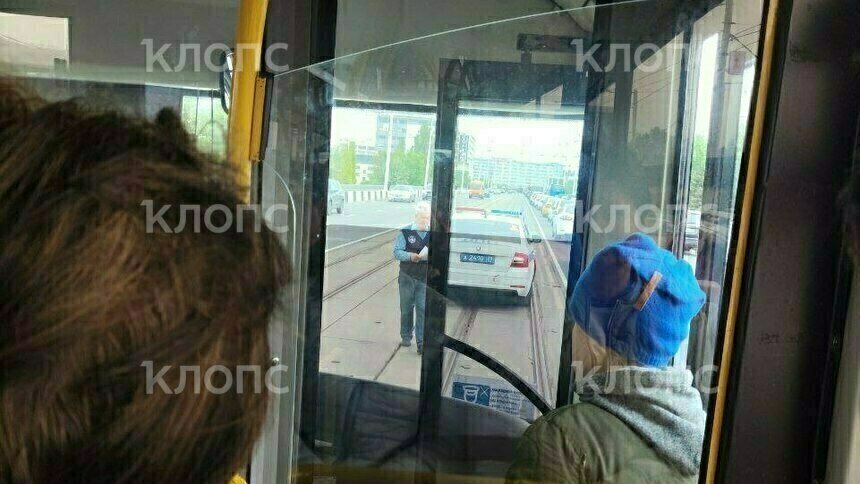 На Ленинском проспекте гаишники оштрафовали водителя автобуса «Калининград-ГорТранс» за выезд на рельсы  - Новости Калининграда | Фото читателя