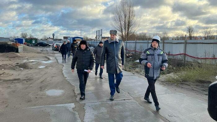 Авдеев на строительстве проблемной школы в Луговом  | Фото: Прокуратура Калининградской области