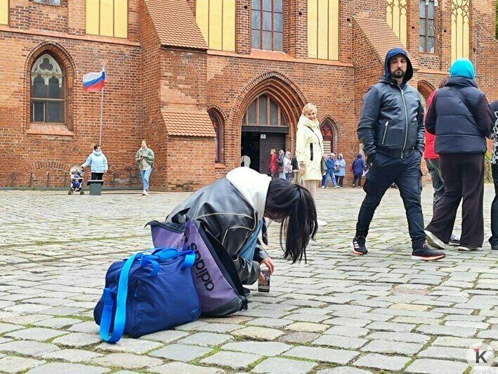 «Не хотим по жаре шататься»: что думают туристы о майских холодах в Калининграде (фоторепортаж) - Новости Калининграда | Фото: «Клопс»