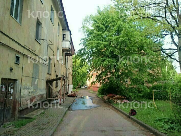 Погиб из-за капремонта: на Киевской рабочий сорвался с крыши дома и разбился насмерть (фото) - Новости Калининграда | Фото: очевидцы